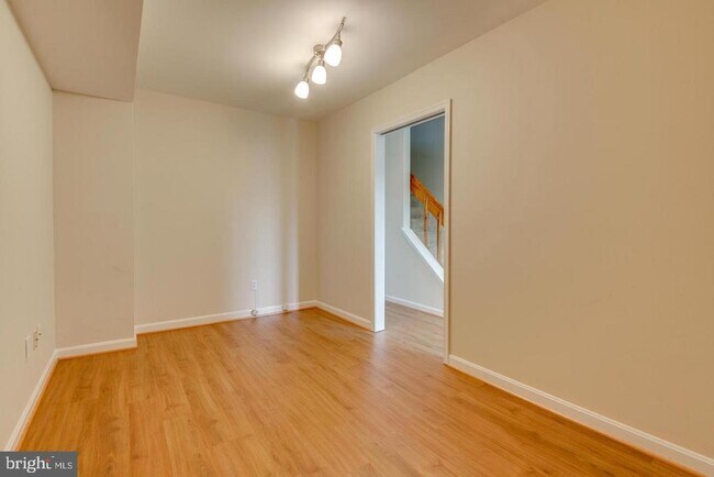 Building Photo - 11 Queen Elizabeth Ct