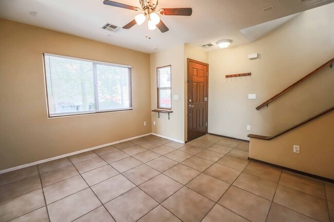 Building Photo - 3 BEDROOM HOME!