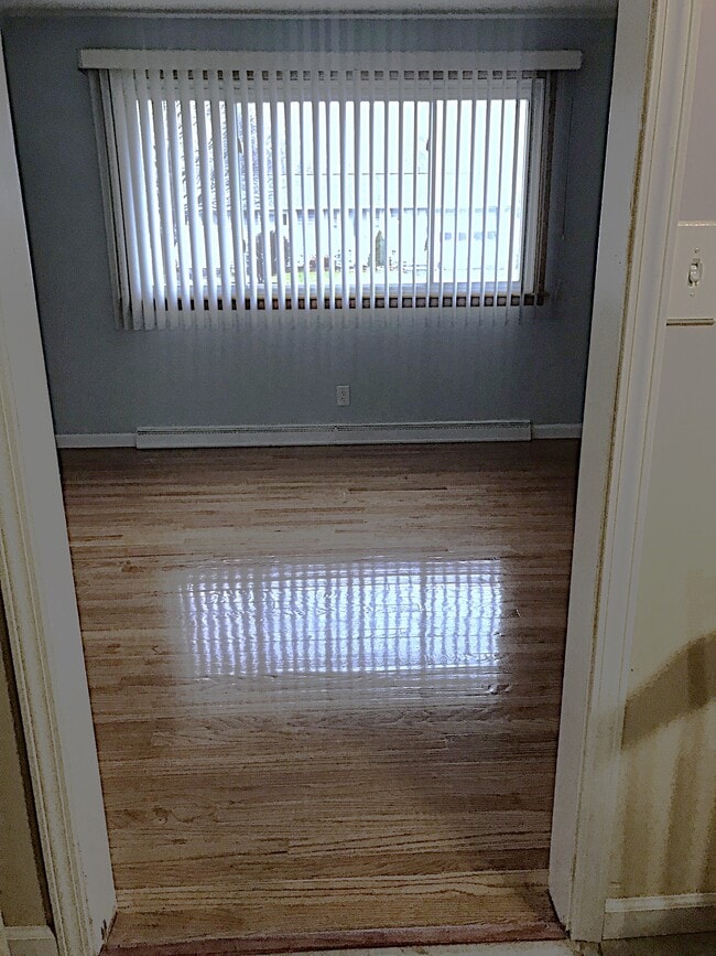 Building Photo - 105 Saslon Park Dr