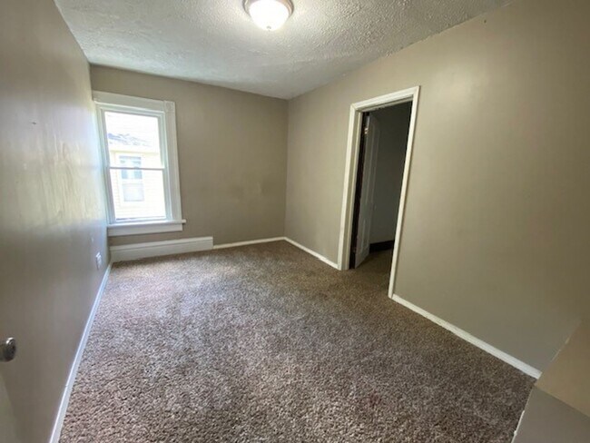 Building Photo - 421 Allyn St