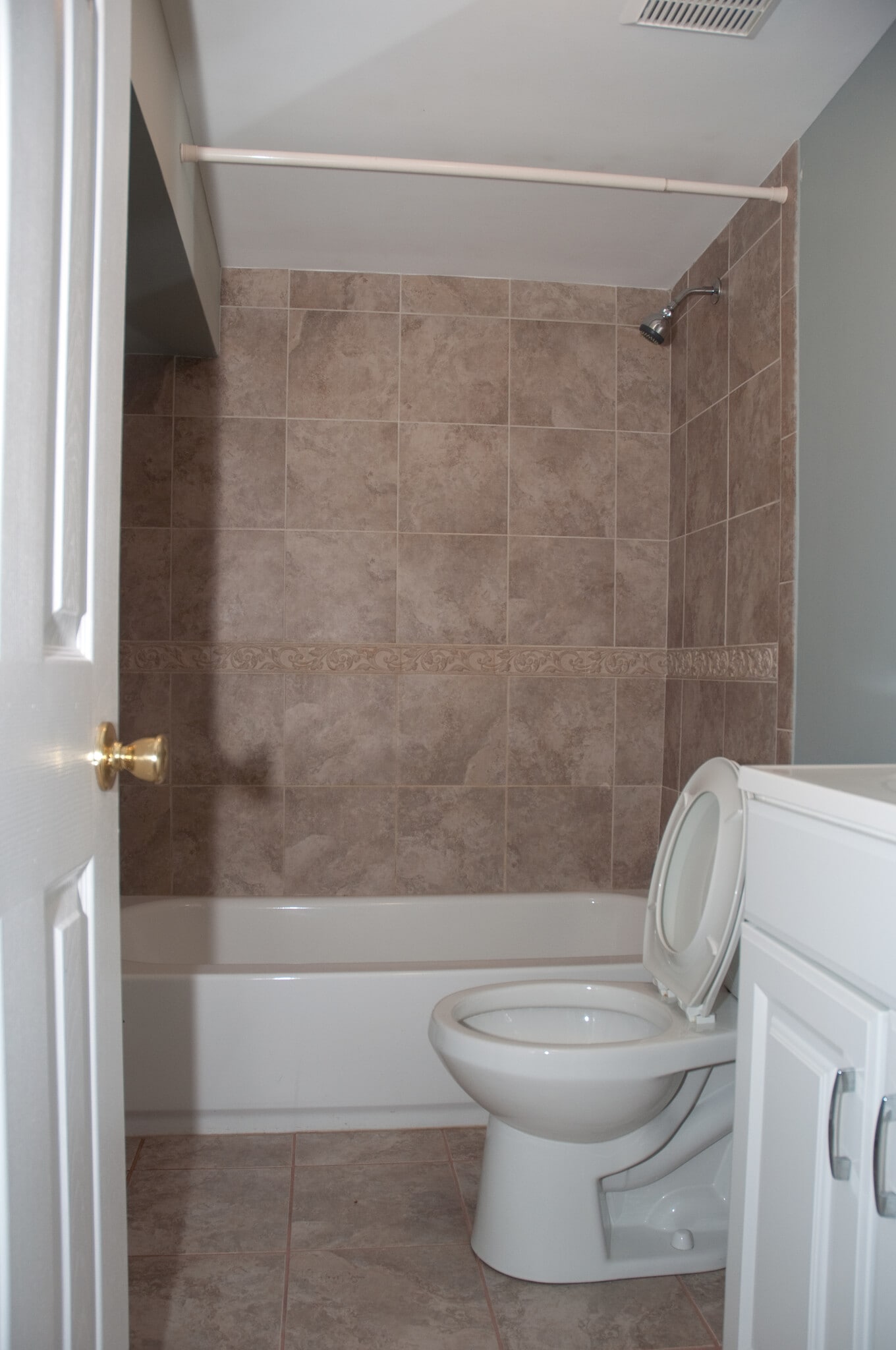 Private Bathroom - 3900 Oglethorpe St