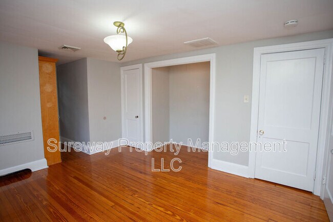 Building Photo - 319 N Newton Lake Dr