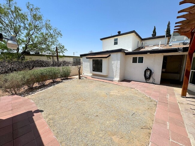 Building Photo - West El Paso/Canutillo 6bed/4bath refrig A/C Home!