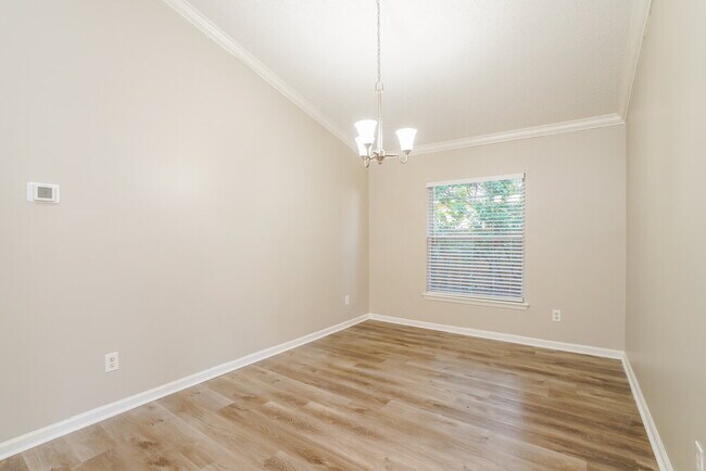 Building Photo - 2835 Southampton Dr