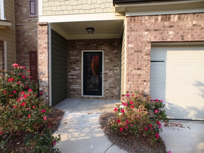 Building Photo - Modern 3BR Townhome - Swim/Tennis and More!