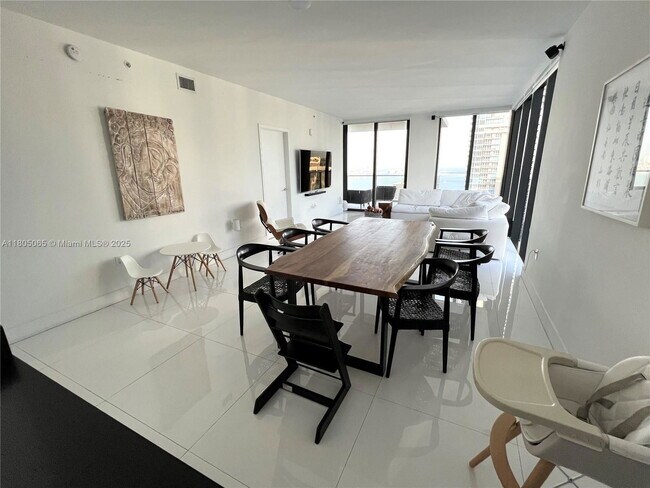 Building Photo - 1010 Brickell Ave