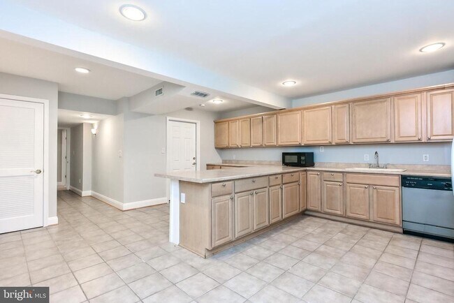 Building Photo - 6916 Birkenhead Pl