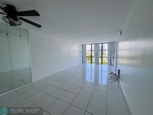 Building Photo - 800 Parkview Dr