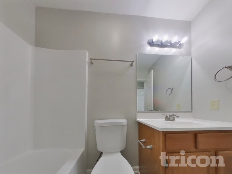 Building Photo - 1039 Central Park Blvd S