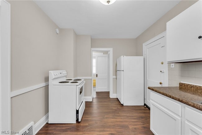 Building Photo - 9609 Sladden Ave