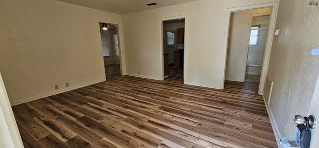 Building Photo - 521 W Inwood Dr