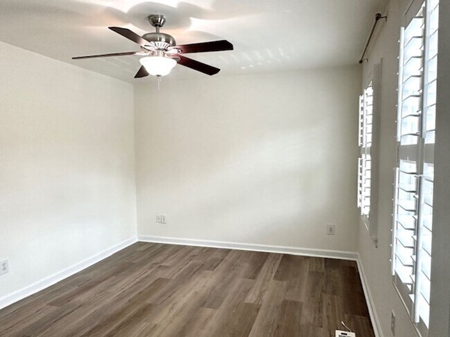 Building Photo - LIVE IN THE HEART OF FOREST ACRES