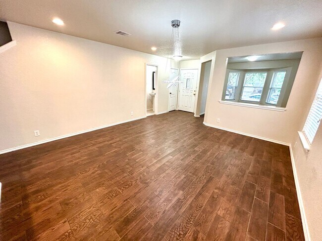 Building Photo - *MOVE IN SPECIAL* Beautiful 4-Bedroom Home Near UTSA & La Cantera! AVAILABLE NOW!