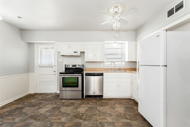 Building Photo - 2625 San Medina Ave