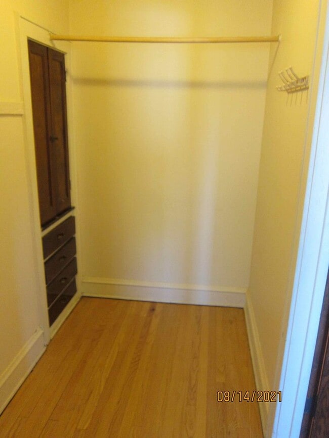 Building Photo - Available June 2026 Gorgeous Studio Beautiful Remodeled Apartment