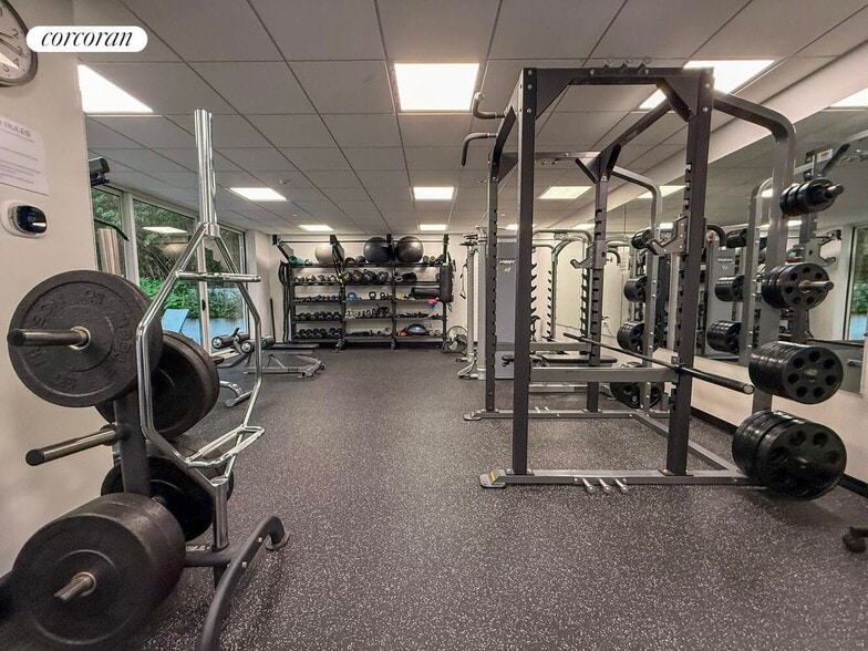 Building Photo - 462 W 58th St