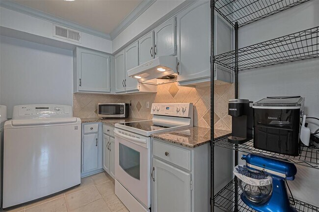 Building Photo - 359 N Post Oak Ln