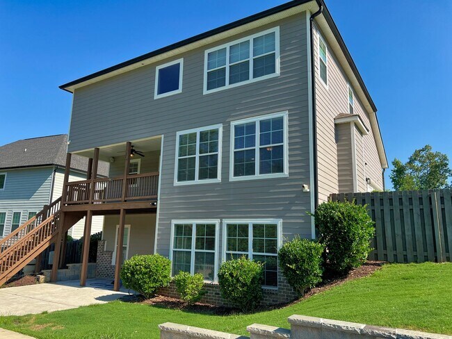 Building Photo - Estate STYLE home with pool and basement i...