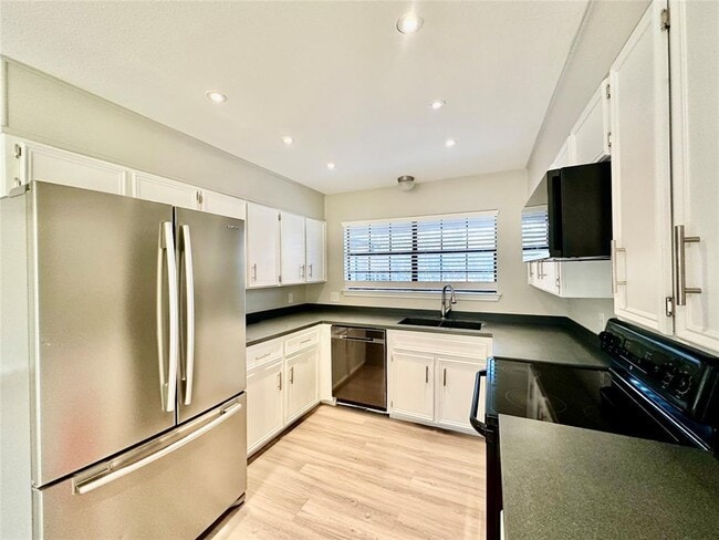 Building Photo - 1102 Serenada Dr