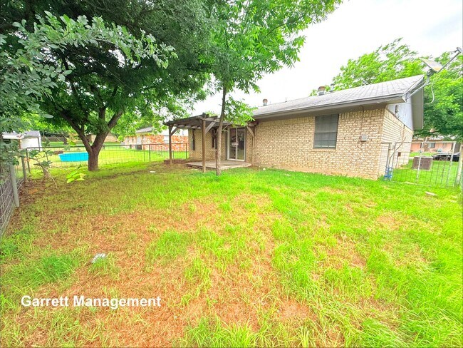 Building Photo - Spacious 3/1.5 Home for Rent!