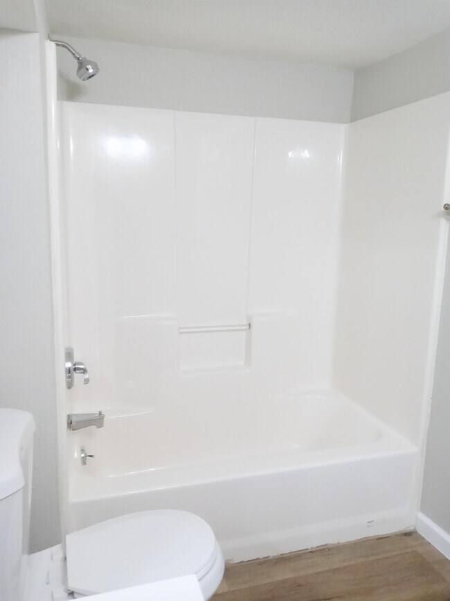 Building Photo - 728 1/2 SW Cambridge Ave