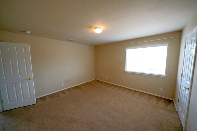 Building Photo - Spacious Home in Cibolo with 3 Car Garage! Realor Commission: $750