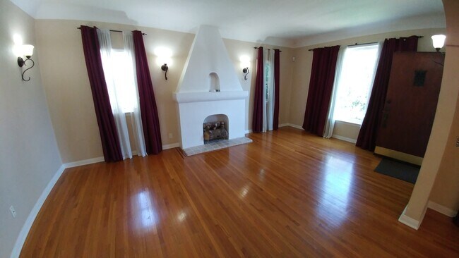 Building Photo - Gorgeous and Spacious 3-Bedroom 2-Bath home with Built-In BBQ, Garage, Hardwood Floors & Yard! MO...