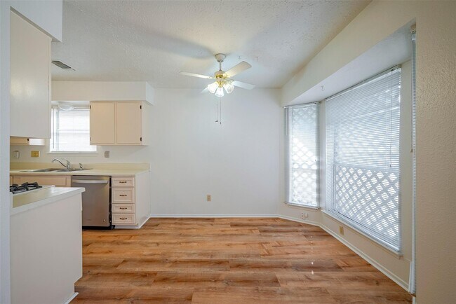 Building Photo - 10906 Maple Rock Dr