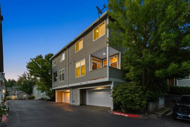Building Photo - Beautiful End-Unit Townhome in Highland Parc | Water & Sewer Included!- AVAILABLE NOW FOR RENT!!