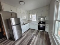 Building Photo - 133 Winifred St W