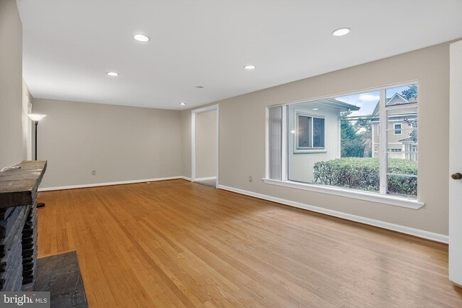 Building Photo - 5205 Saratoga Ave