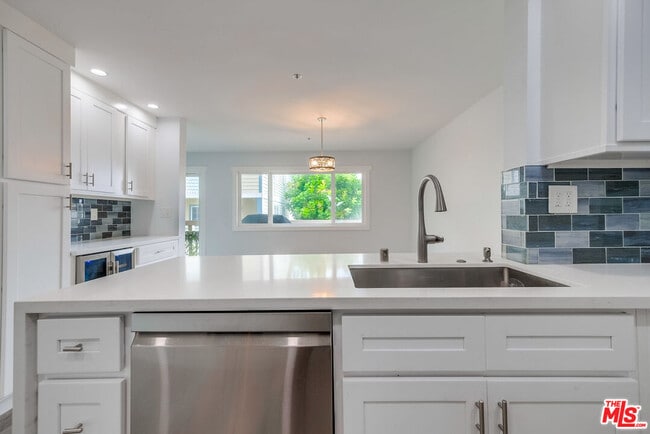 Building Photo - 230 S Catalina Ave