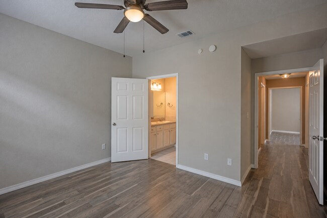 Building Photo - 13700 Richmond Park Dr N