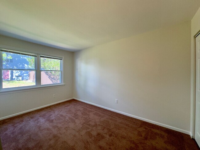 Building Photo - Charming 3Bed/1.5Bath Townhome in Rosedale