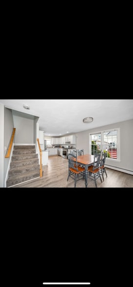 Building Photo - 561 North End Blvd