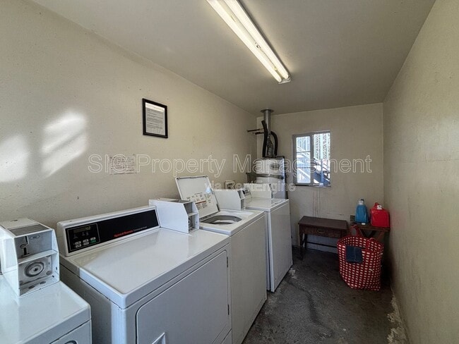 Building Photo - 629 W Glenoaks Blvd