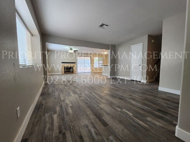 Building Photo - GORGEOUS~UPDATED~ 3 BEDROOM 2 BATH IN THE MATURE LAKES COMMUNITY