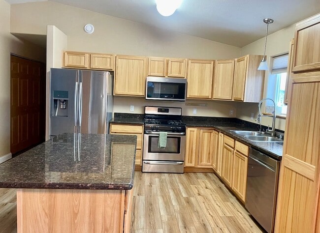 Building Photo - Fantastic, Single Family, Ranch Style home on an acre! Upgraded 3bed/2bath/2 car garage with all ...