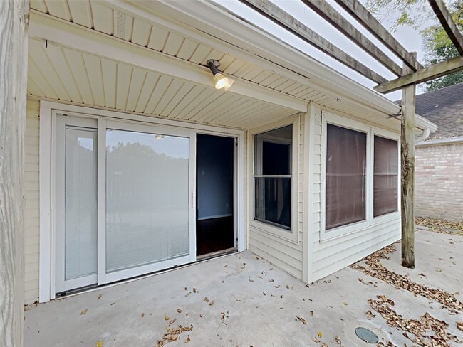 Building Photo - 16031 Hidden Acres Dr