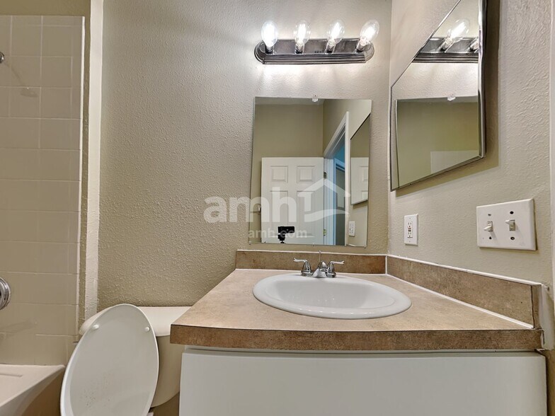 Building Photo - 8807 Sandy Plains Dr