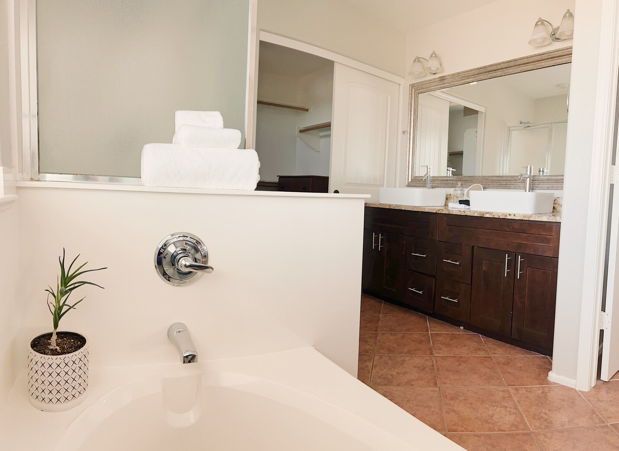 Main Bathroom w/Separate Tub & Shower - 17464 W Caribbean Ln