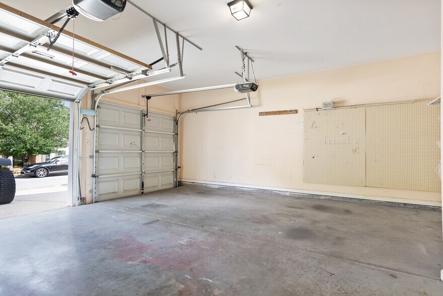 Building Photo - 847 Edgeley Ln
