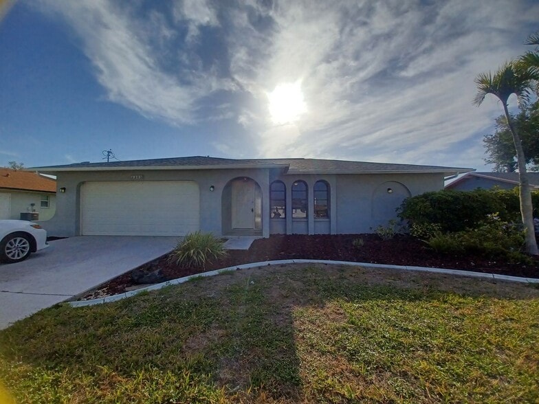 Building Photo - SECTION 8!! 3/2 With Fenced Yard!!!