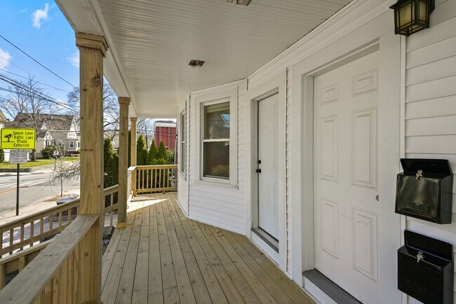 Building Photo - Completely Renovated 2 Bedroom in Elmhurst!