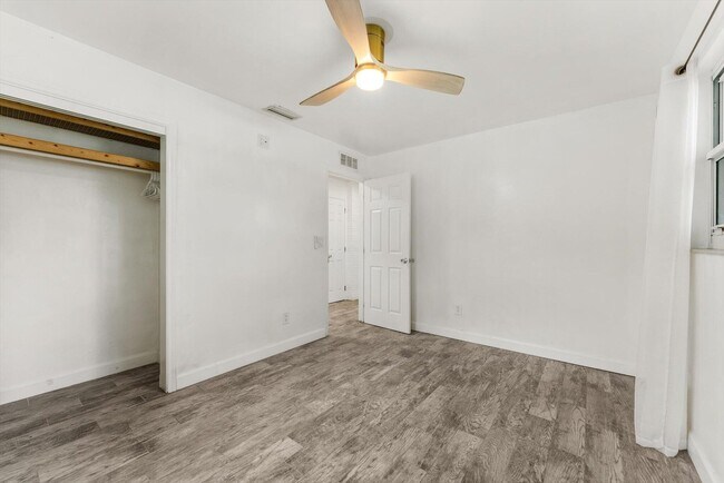 Building Photo - 4641 SW 25th Terrace