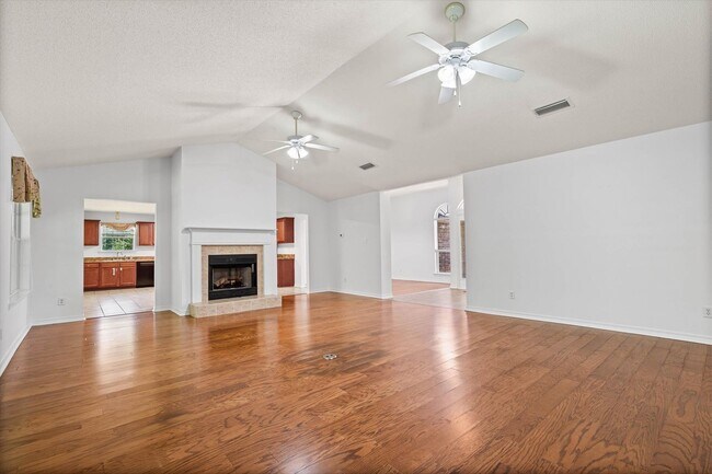 Building Photo - Spacious 4-bedroom Retreat