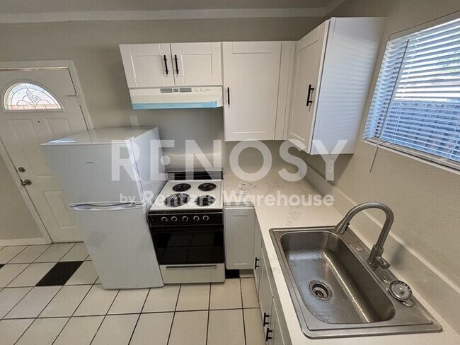 Building Photo - Modern, Solar Energy, 2-Bedroom detached Casita!