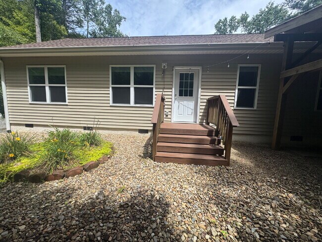 Primary Photo - "Charming 3-Bed Retreat in Hendersonville ...