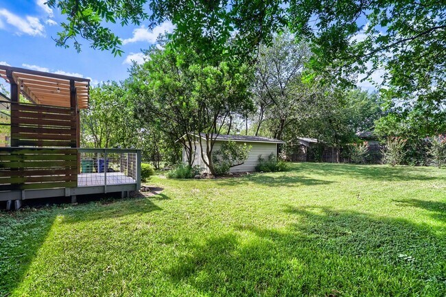 Building Photo - 1402 Cullen Ave