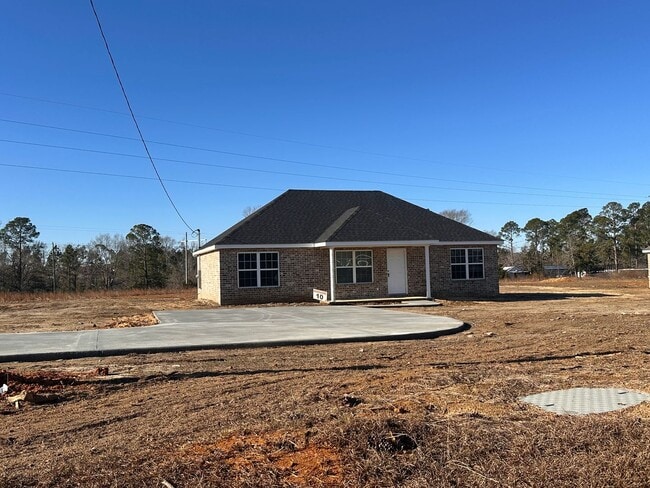 Building Photo - 3 Bed 2 Bath Brick Home with Fenced in Backyard